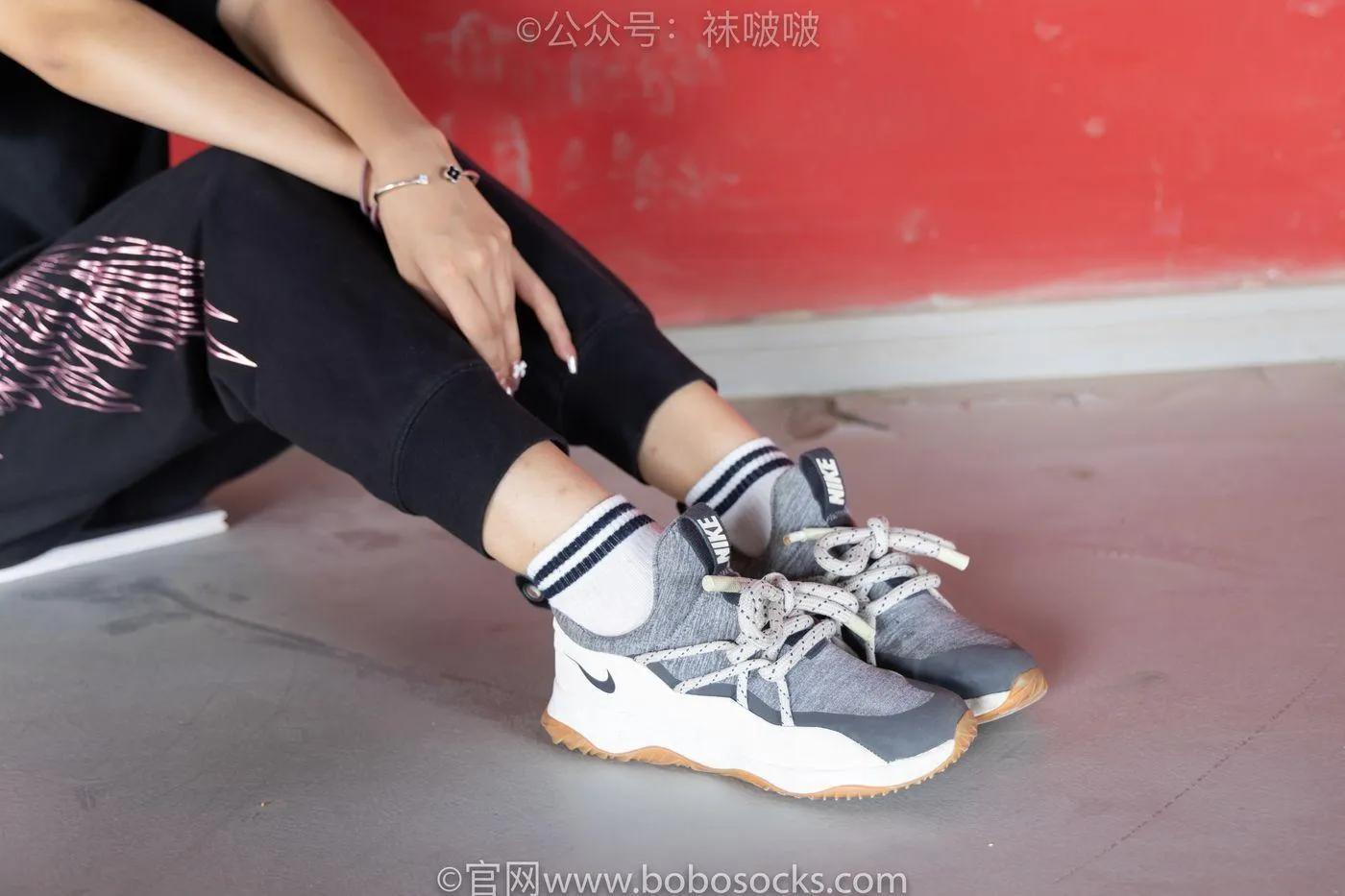 [BoBoSocks袜啵啵]NO.018 木木-运动鞋、白棉袜、裸足 [136P]插图7